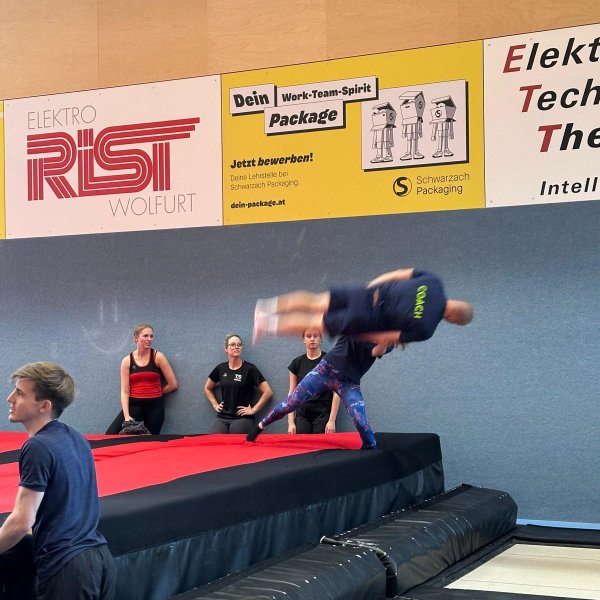 9 neue C-Trainer:innen im Team-Turnen ausgebildet