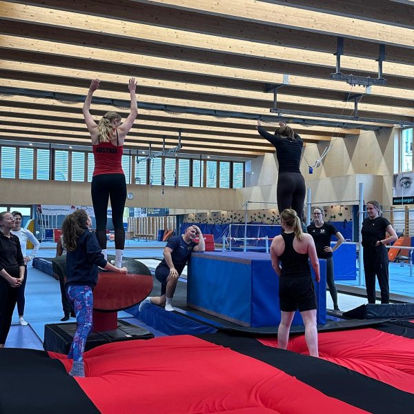 9 neue C-Trainer:innen im Team-Turnen ausgebildet