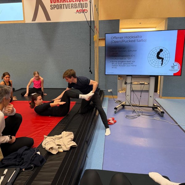 9 neue C-Trainer:innen im Team-Turnen ausgebildet