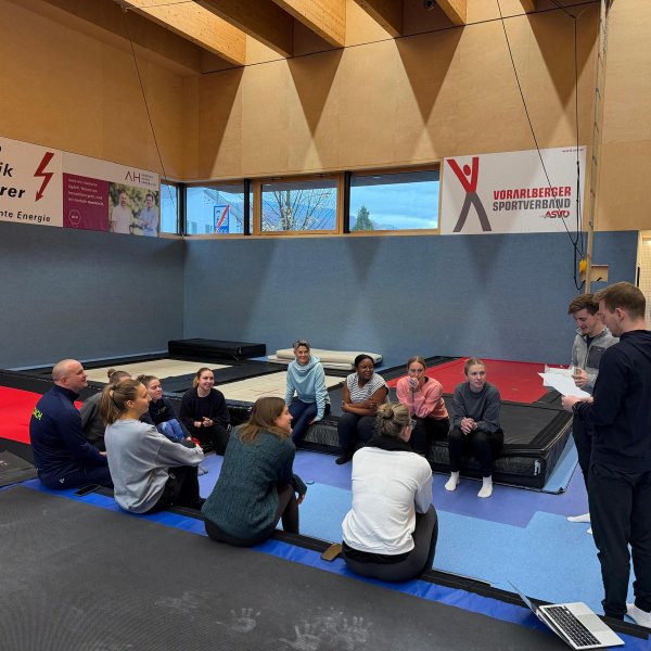 9 neue C-Trainer:innen im Team-Turnen ausgebildet