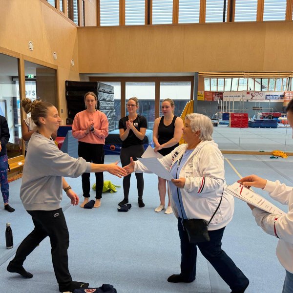 9 neue C-Trainer:innen im Team-Turnen ausgebildet