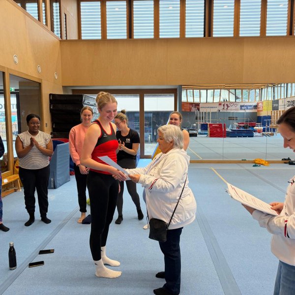 9 neue C-Trainer:innen im Team-Turnen ausgebildet