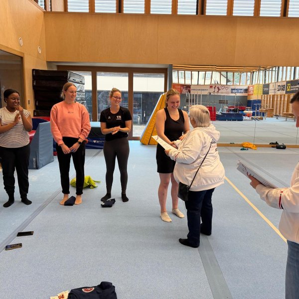 9 neue C-Trainer:innen im Team-Turnen ausgebildet