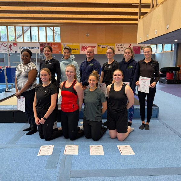 9 neue C-Trainer:innen im Team-Turnen ausgebildet
