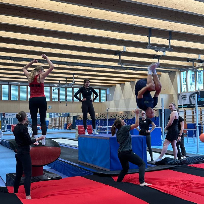 9 neue C-Trainer:innen im Team-Turnen ausgebildet