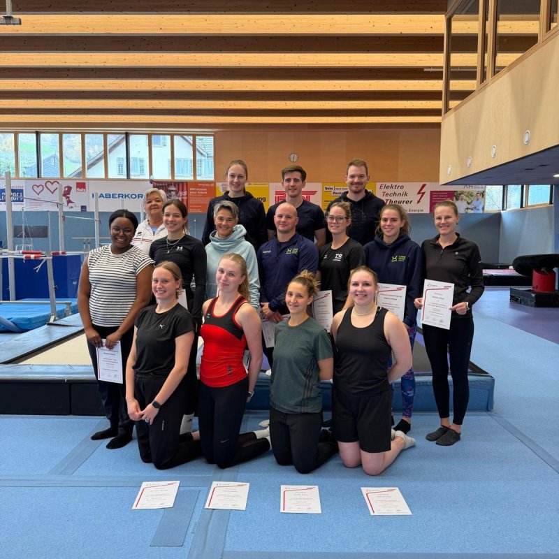 9 neue C-Trainer:innen im Team-Turnen ausgebildet